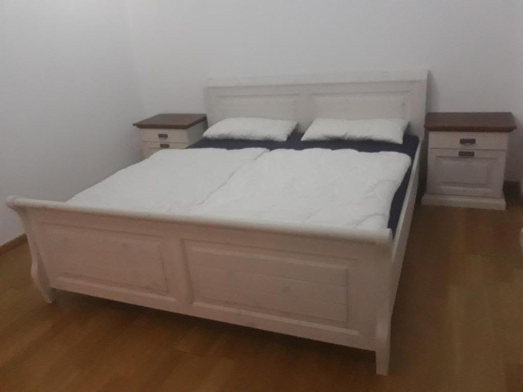 StadtsteinachJoel的一张白色的床,房间有两个床头柜