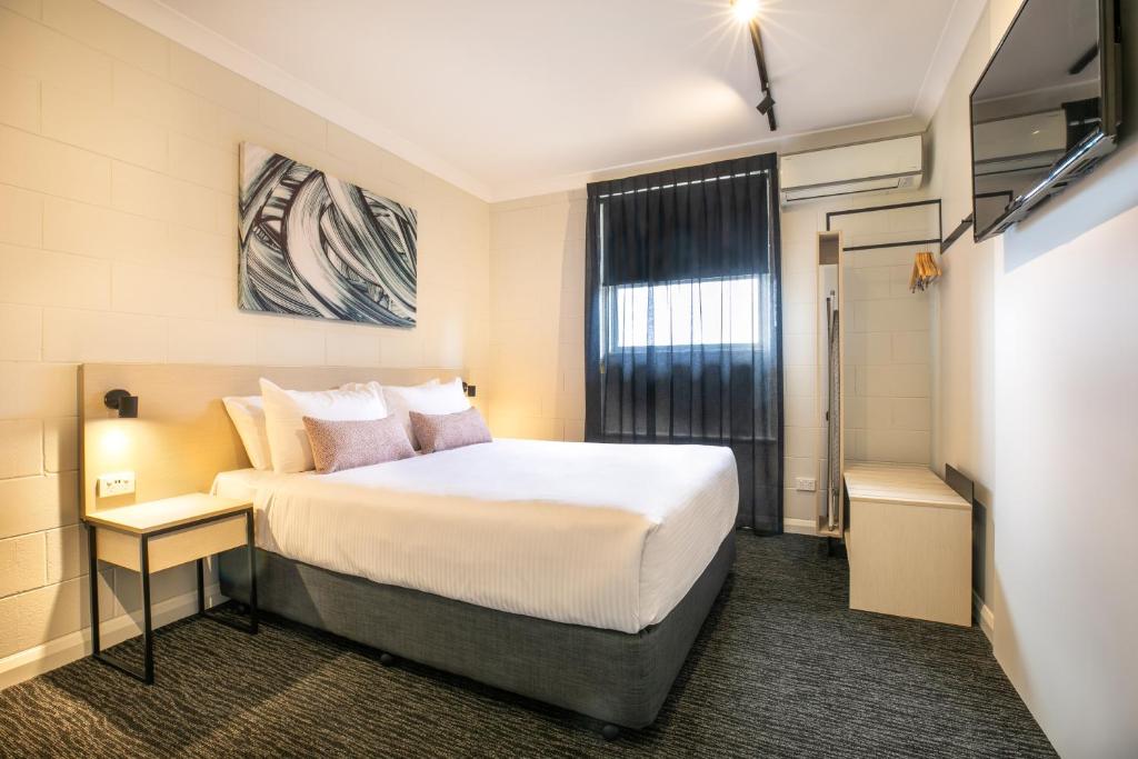 阿德莱德亨登酒店的酒店客房设有床和窗户。