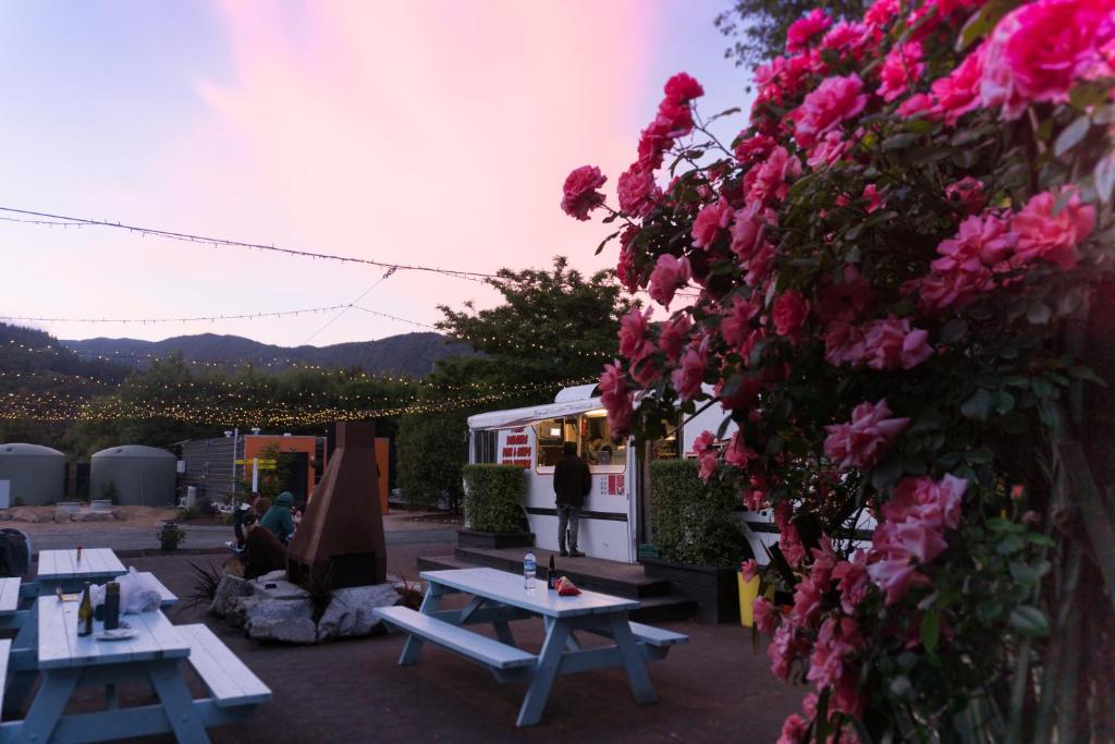 玛拉豪Adventure Inn Marahau的享有野餐桌和鲜花的景致