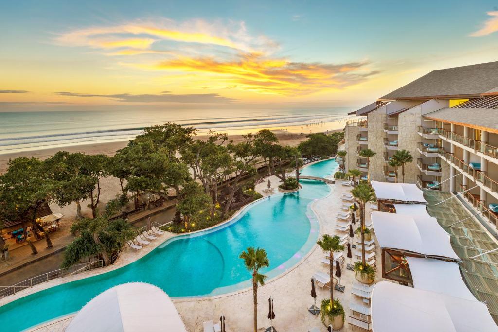 塞米亚克塞米亚克双六豪华酒店的享有度假胜地的空中景致,设有游泳池和海滩