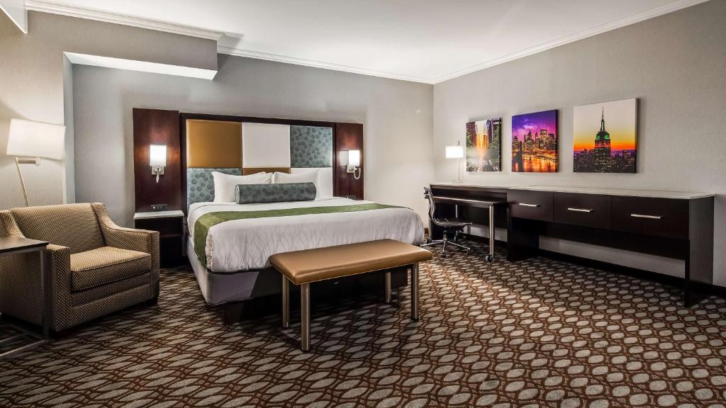 北卑尔根纽约门户贝斯特韦斯特普瑞米尔酒店的配有一张床和一张书桌的酒店客房