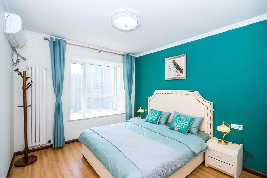 洛阳河南省洛阳市·河南科技大学·路客精品公寓·00150340的蓝色的卧室设有床和窗户