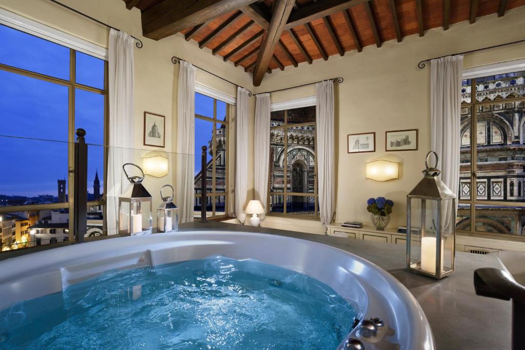 佛罗伦萨Palazzo Niccolini al Duomo Residenza D'Epoca的一间带浴缸的浴室,享有城市美景