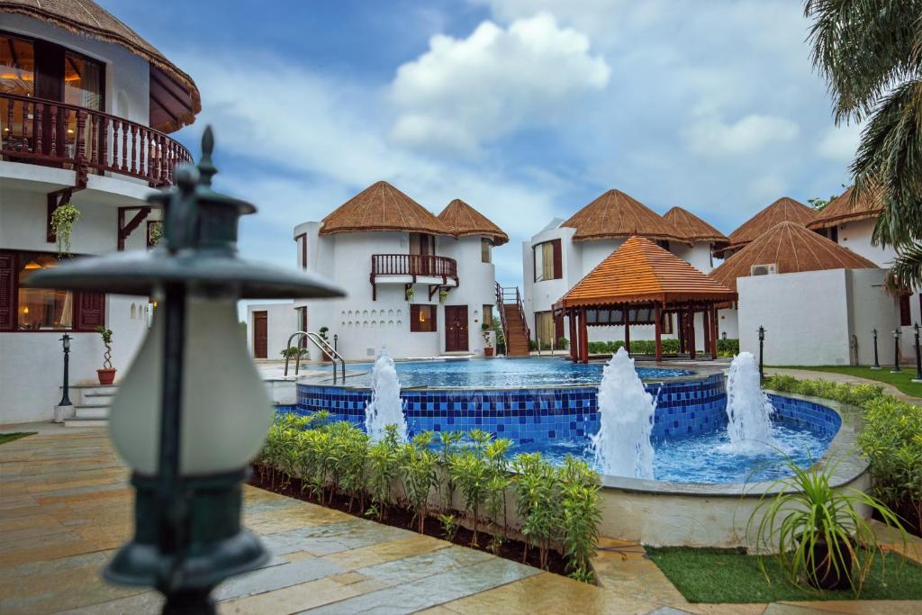 拉杰果德Nirali Resorts的别墅庭院内的喷泉