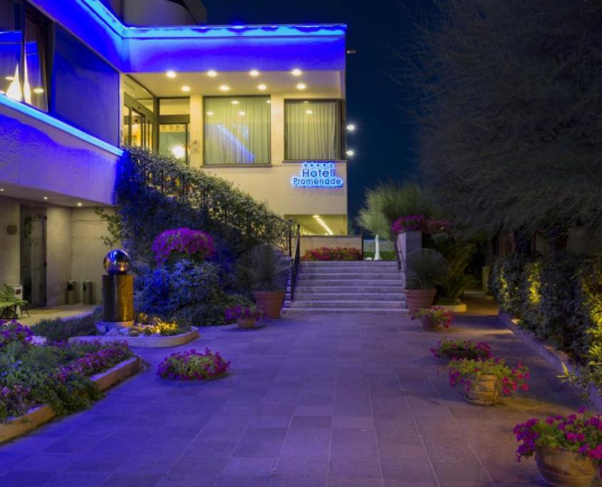 蒙特西尔瓦诺海滨长廊酒店的一条有紫色灯的走道上