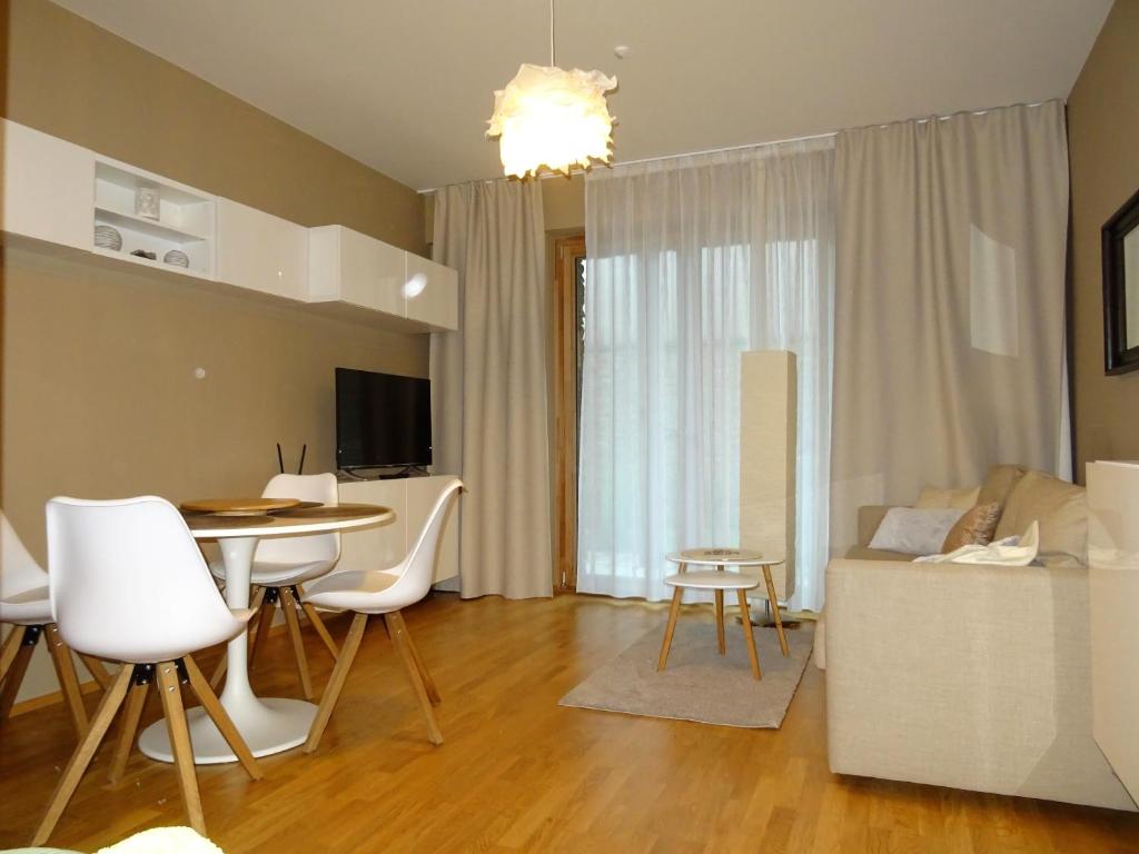 什平德莱鲁夫姆林Medvědín Apartmán 106的客厅配有桌子和沙发