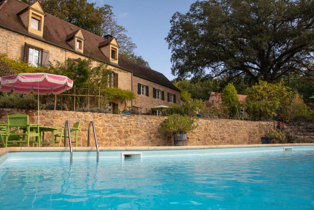 卡尔萨克阿亚克Maison de charme à 5 km de Sarlat avec piscine的房屋前的游泳池