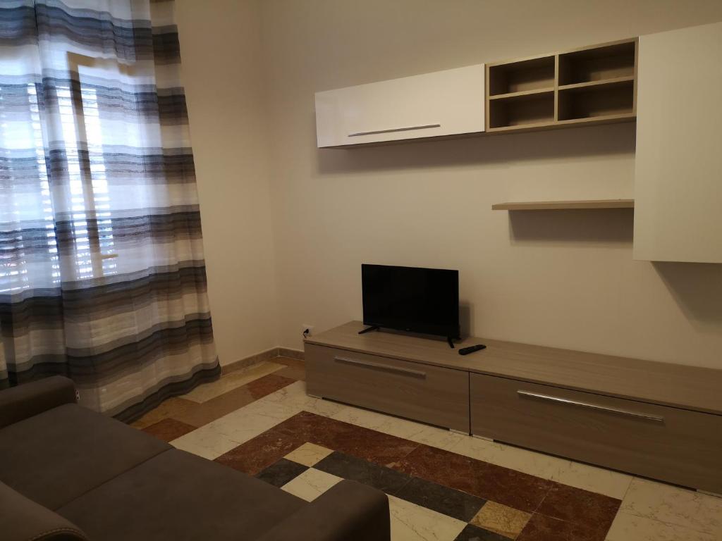巴勒莫I babbaluci的带沙发和平面电视的客厅