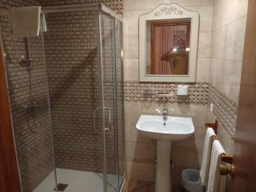 阿雷纳斯德圣佩德罗大道旅馆的一间带水槽和玻璃淋浴的浴室