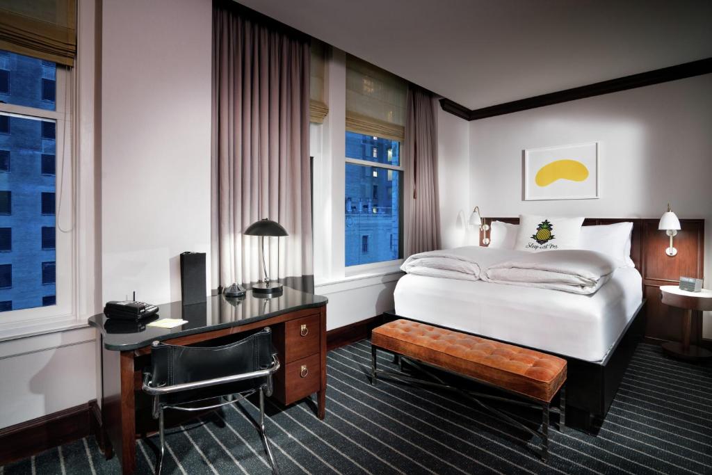 芝加哥Staypineapple, An Iconic Hotel, The Loop的配有一张床和一张书桌的酒店客房