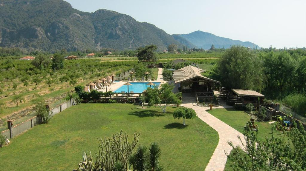 达利安Sedir Resort - Hotel Rooms, Bungalows & Suites的享有带游泳池的度假村的空中景致