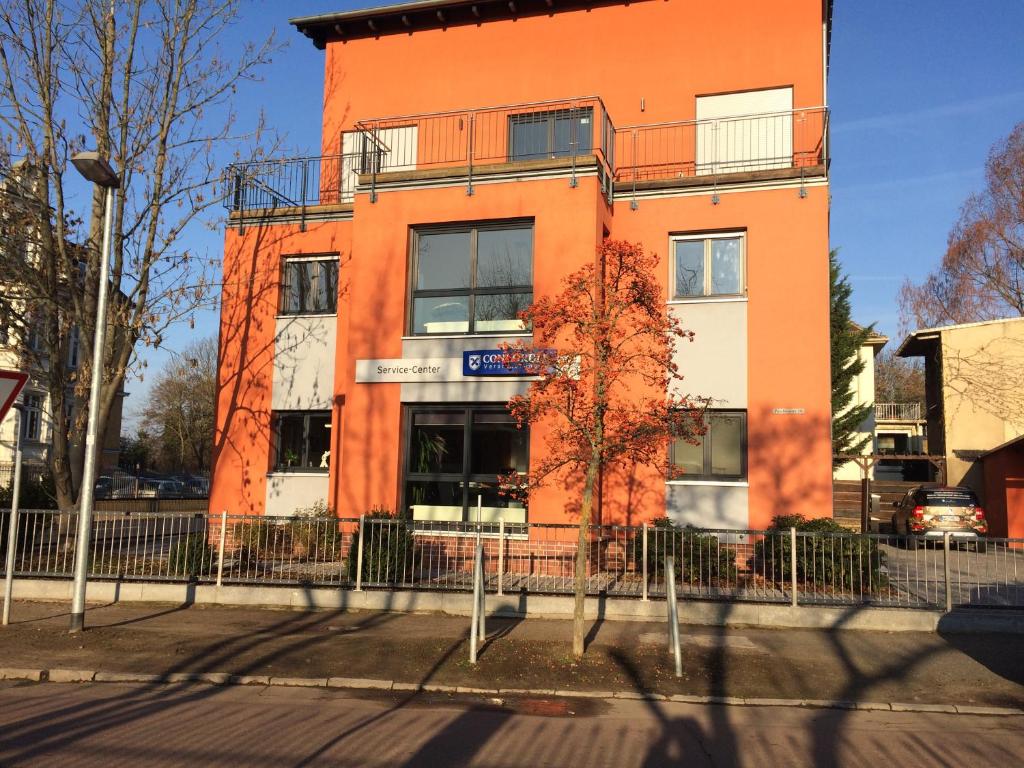 路德斯塔德·威特比58 Puschkinstraße的街道边的橙色建筑