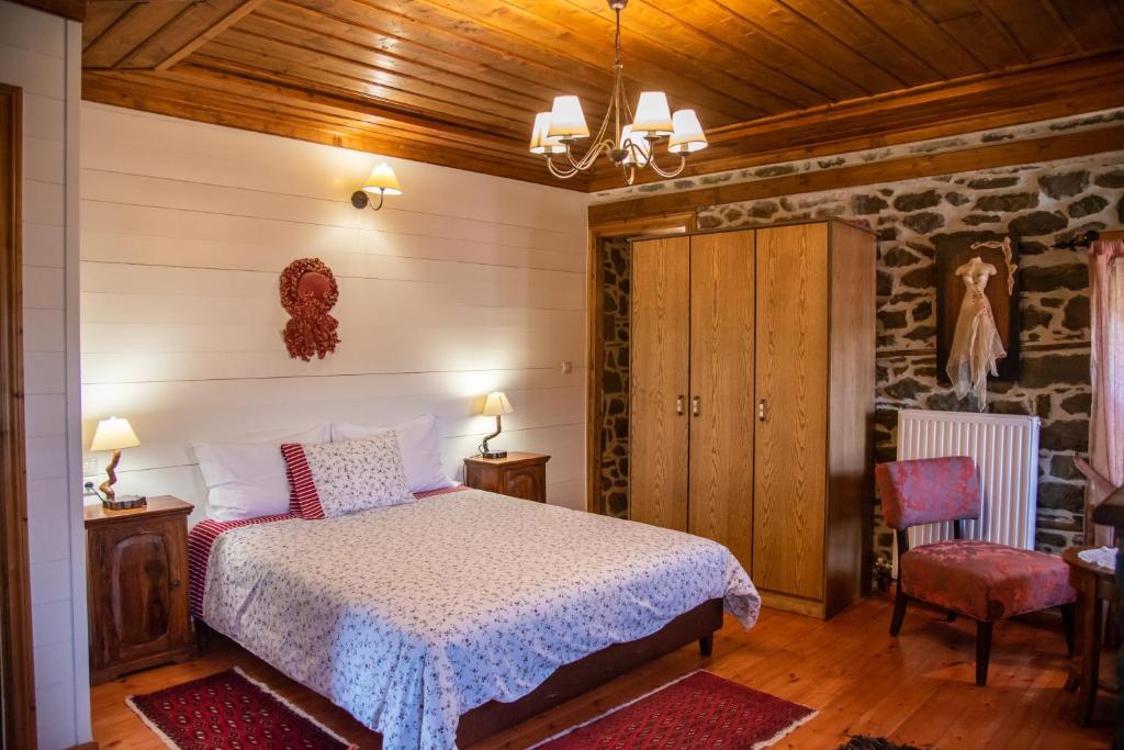 KríkellonArchontiko Aiolides的一间卧室设有一张床和石墙