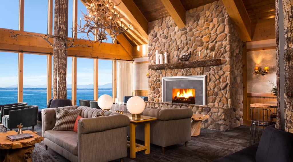 西雅图厄齐沃特贵族山庄酒店的客厅设有大型石制壁炉