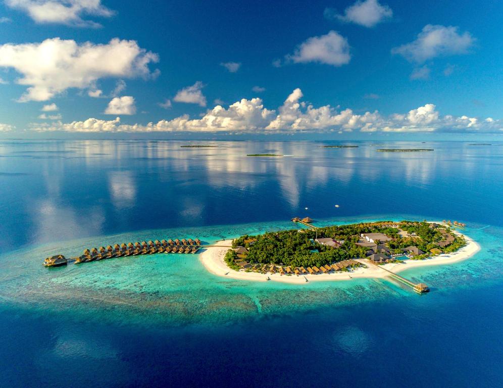 鲁阿环礁库达福施酒店及Spa的海洋中的一个岛屿