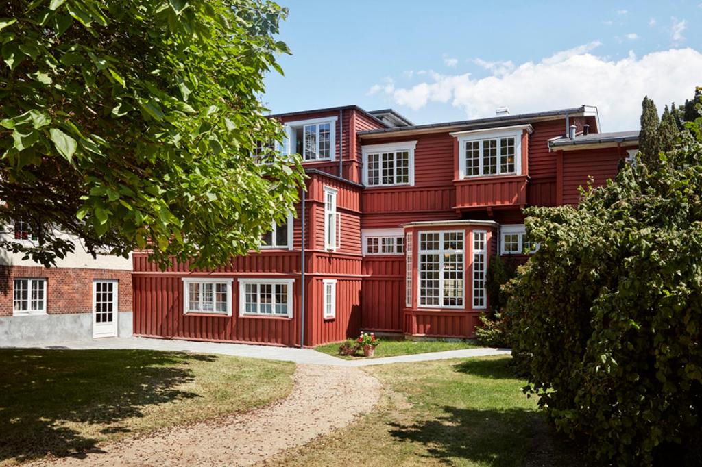 霍恩拜克豪恩拜客胡斯酒店的一间红色的大房子,设有白色的窗户