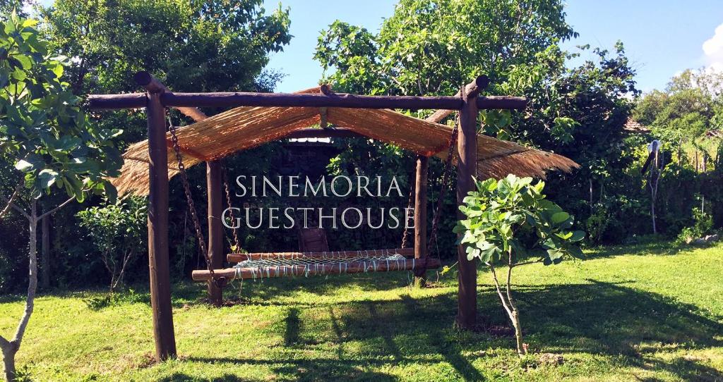 辛尼莫雷特Sinemoria Guest House的sinemuri guatemalan旅馆入口的标志