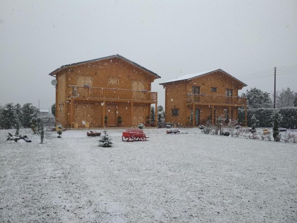 AmpelokipoiKastor Chalets的两座大砖楼,地面上积雪