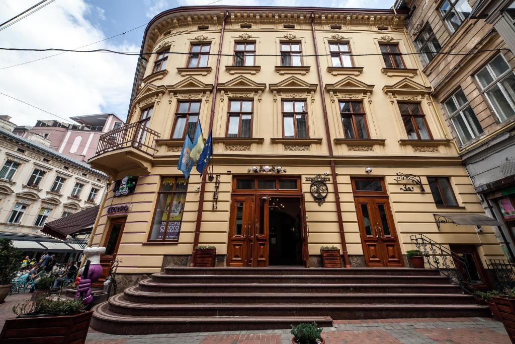利沃夫科里瓦利帕酒店的前面有楼梯的大建筑
