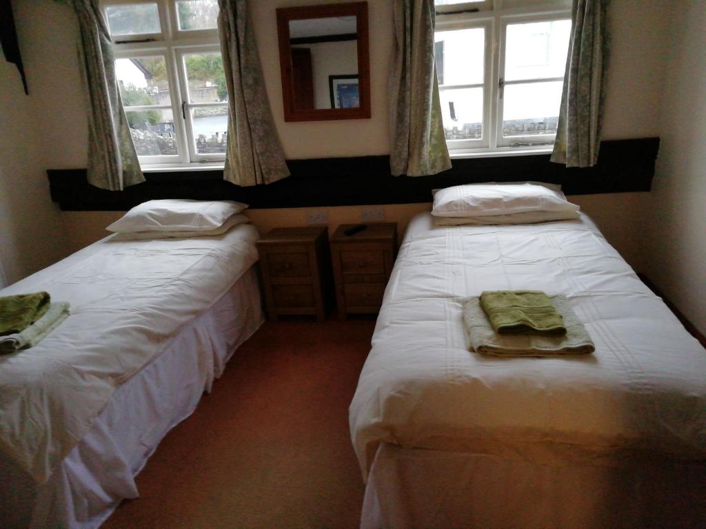 金顿The Royal Oak的带2扇窗户的客房内的2张床