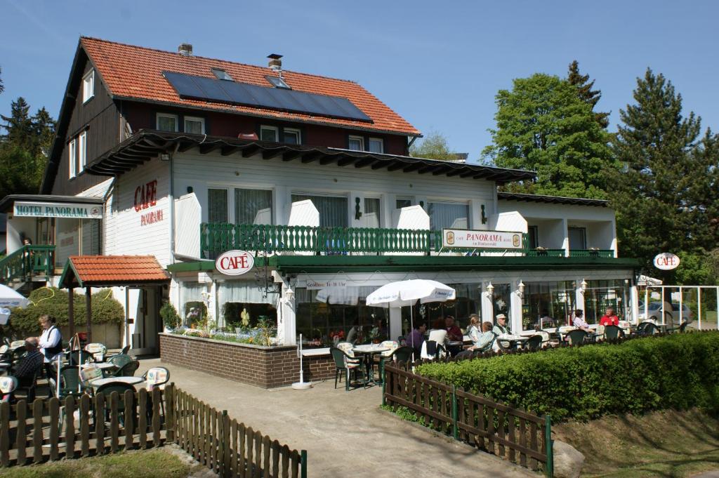 布劳恩拉格全景咖啡馆酒店的一座有餐厅,有人坐在桌子旁的建筑
