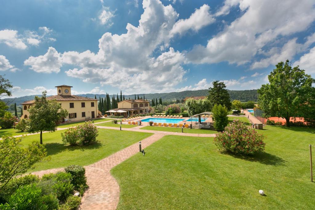 里帕尔贝拉Relais La Pieve Vecchia的公园内带游泳池的庄园
