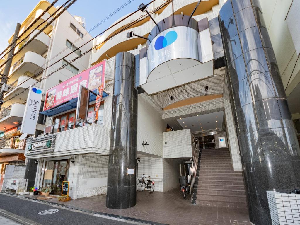 东京Sky Heart Hotel Koiwa的街道中间有楼梯的建筑