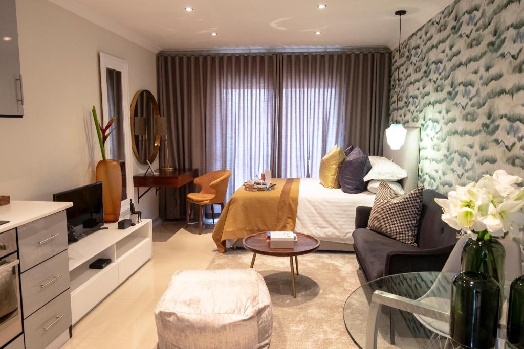 RandjesfonteinThe Wilcrest Apartment的酒店客房设有床和客厅。