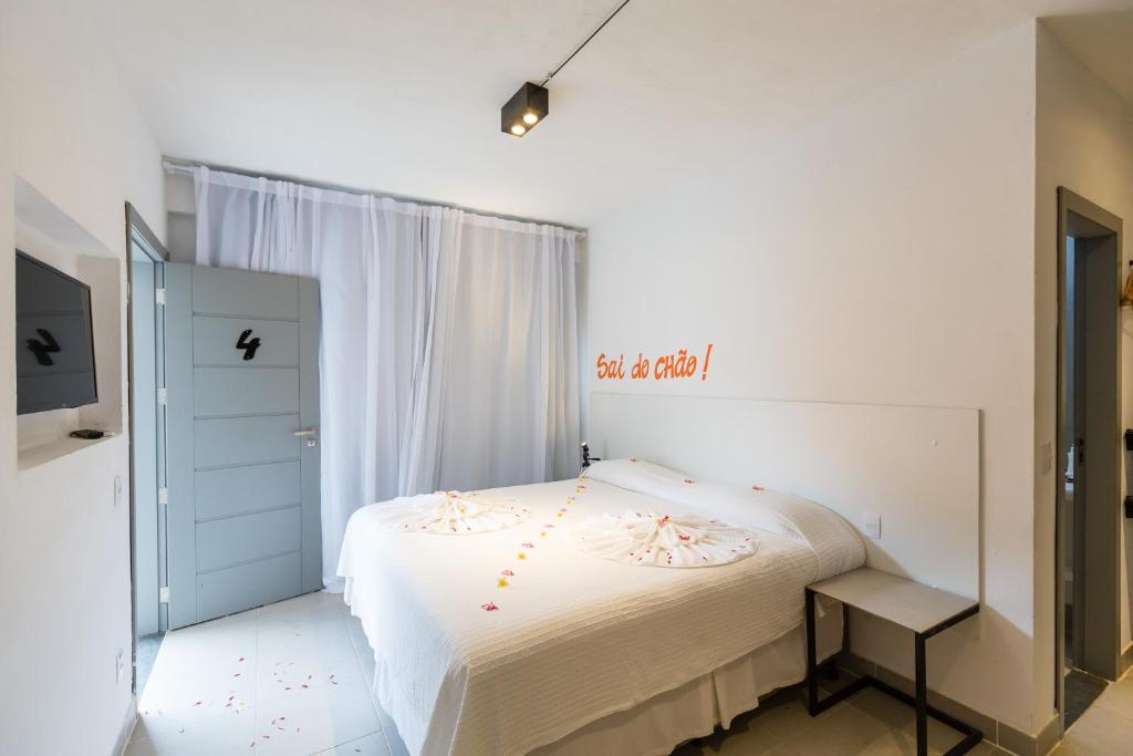 莫罗圣保罗Villa Amado的卧室配有白色的床和窗户。
