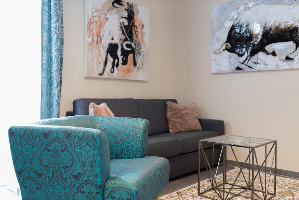 格拉茨格拉茨设计公寓的客厅配有沙发和桌子