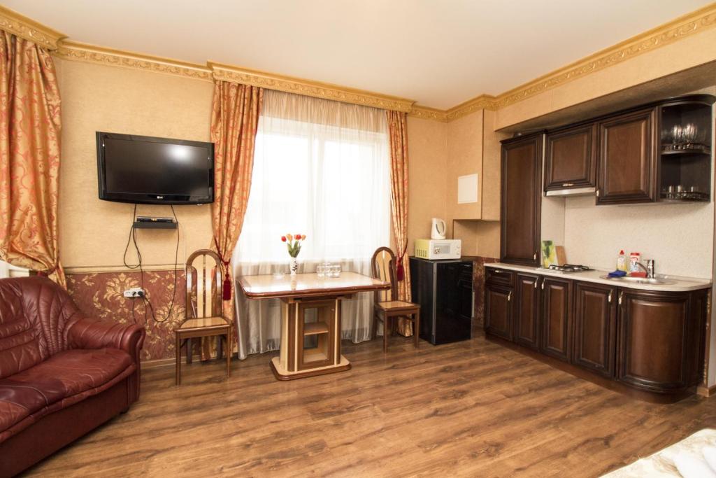 Apartment on Pervomayskaya 15的厨房或小厨房