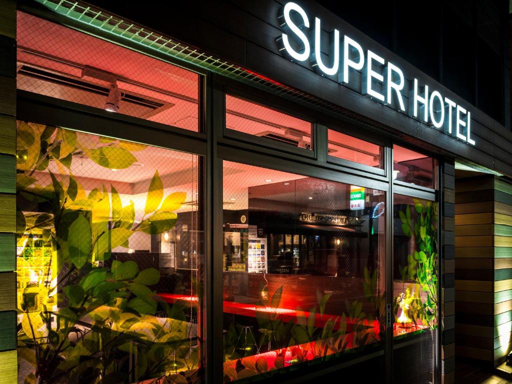 东京SUPER HOTEL Tokyo Akabane Station Higashiguchi Ichibangai的一家高级酒店前方的商店标志