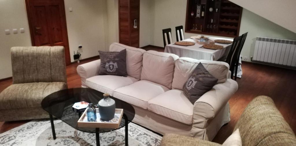 索非亚克拉希克酒店的客厅配有白色的沙发和桌子