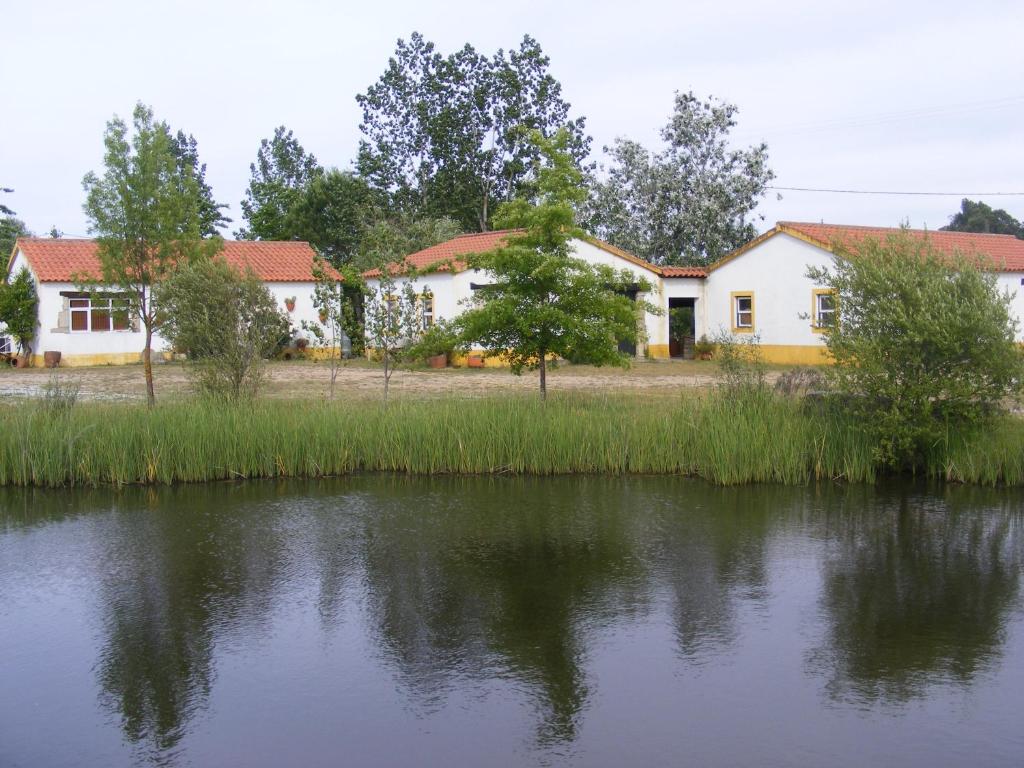LadoeiroQuinta dos Trevos - Artes e Ofícios的水体旁的房子