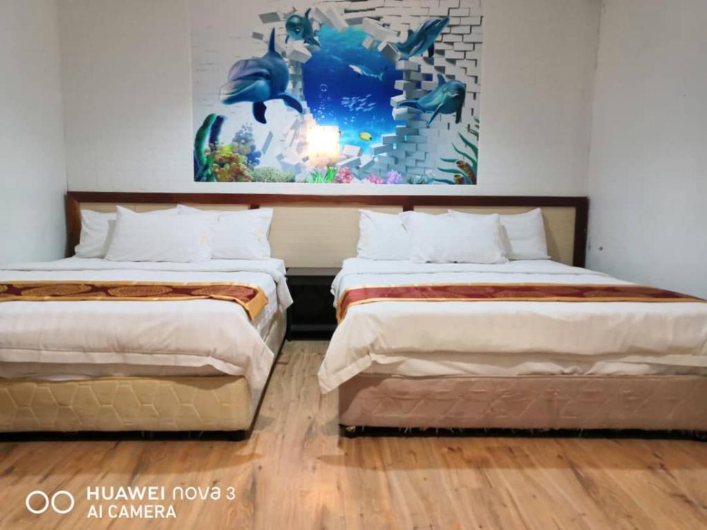古晋兆丰旅馆的两张睡床彼此相邻,位于一个房间里