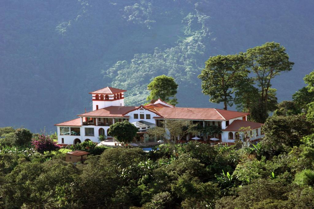 科罗伊科科罗伊科凯莱大酒店的山丘上的房子,背景是山