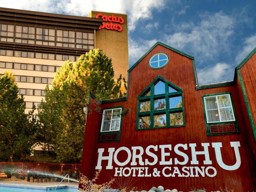 杰克波特凯图斯皮特斯度假豪思舒酒店的一座红色的建筑,上面标有读马牙酒店和赌场的标志