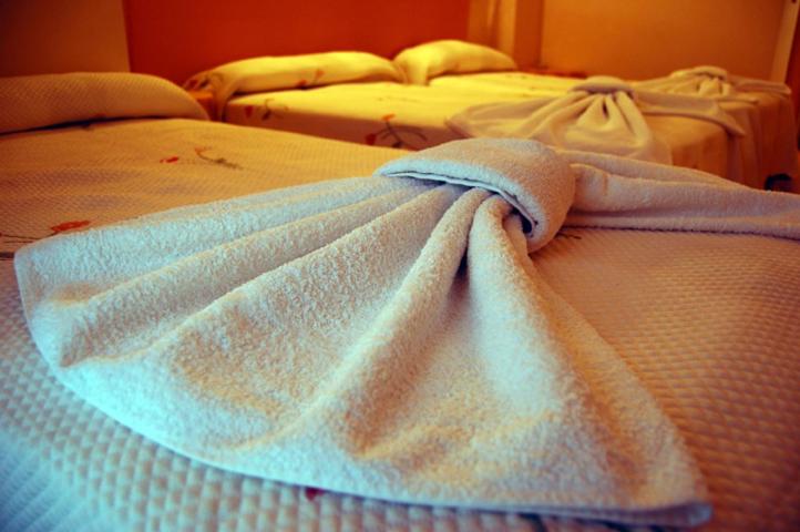坎塔莱霍站旅馆的两张床,上面有白色毛巾