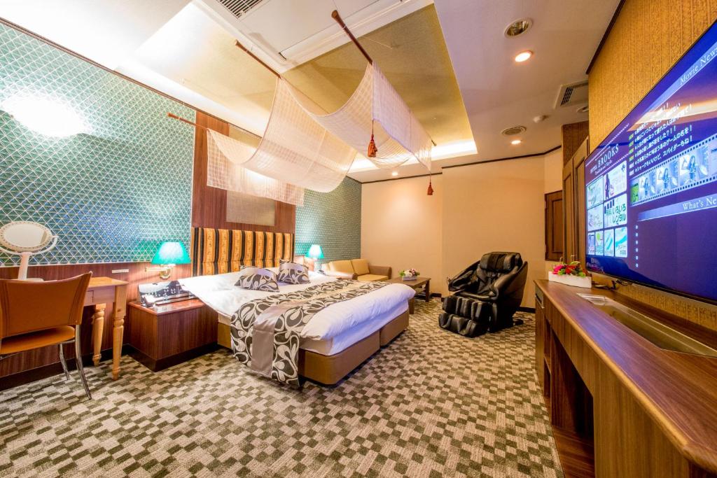 KasukabeHotel Brooks (Adult Only )的配有一张床和一台平面电视的酒店客房