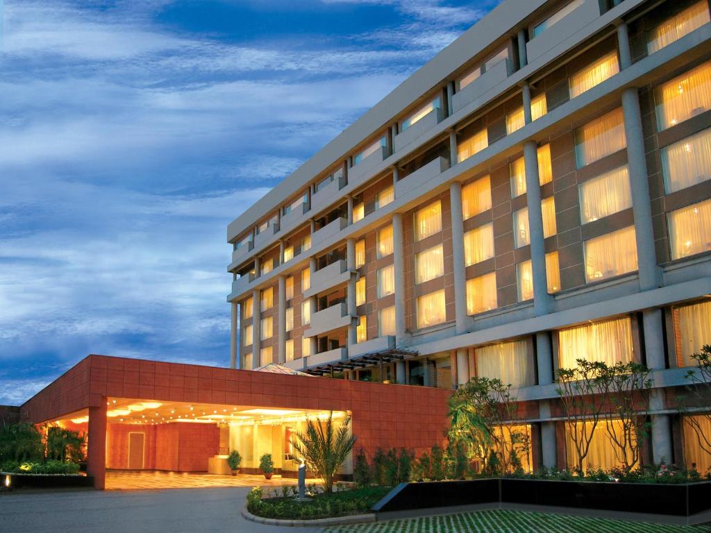 钱德加尔泰姬陵昌迪加尔酒店的一座在晚上有灯光的建筑