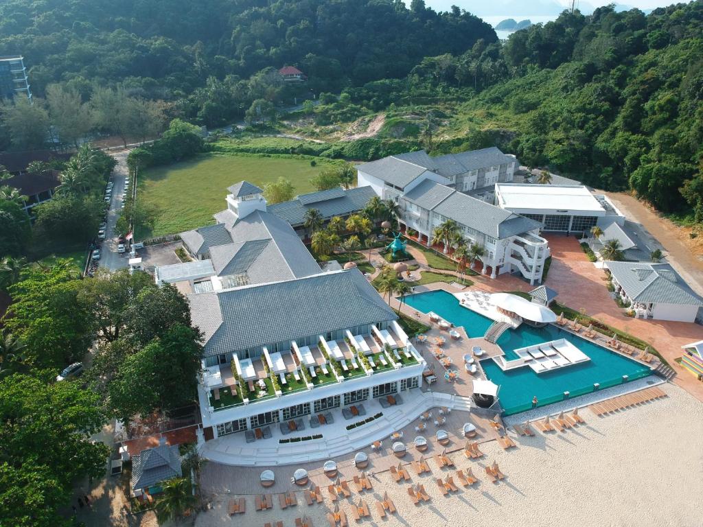珍南海滩兰卡威达斯度假酒店的享有带游泳池的度假村的空中景致