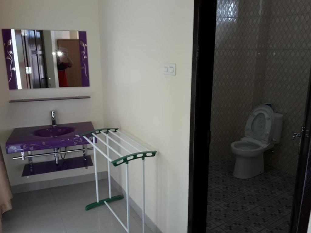 兰特包Toraja Lodge Hotel的一间带水槽和卫生间的浴室