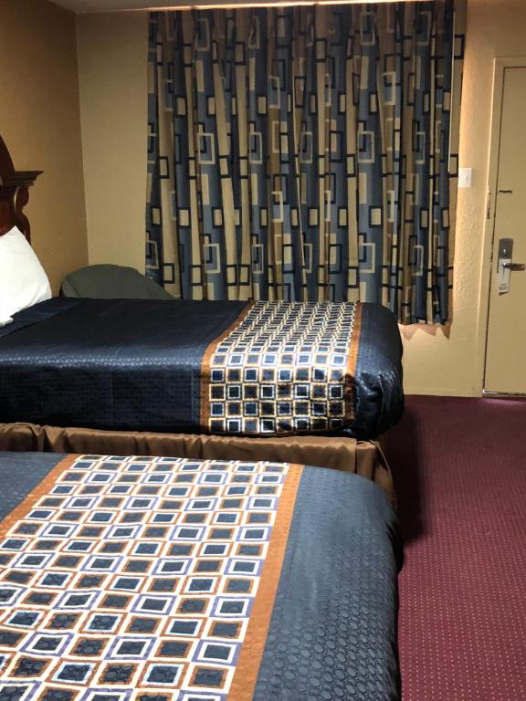 奥德萨维拉韦斯特酒店的配有窗户的酒店客房内的两张床