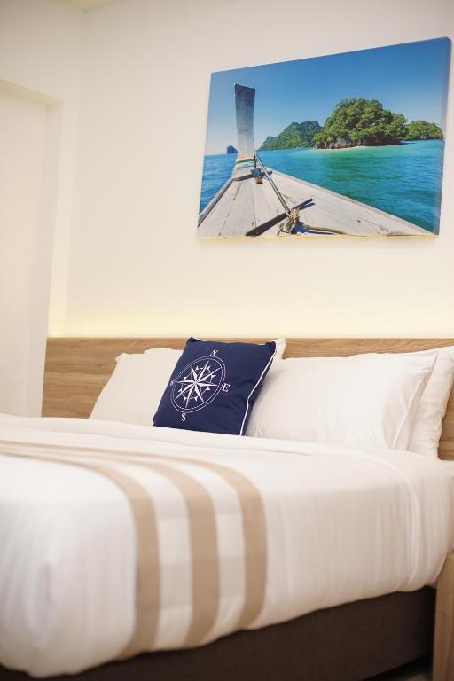 哈林海滩Aquavana Haad Rin Resort的卧室配有一张挂在墙上的床铺