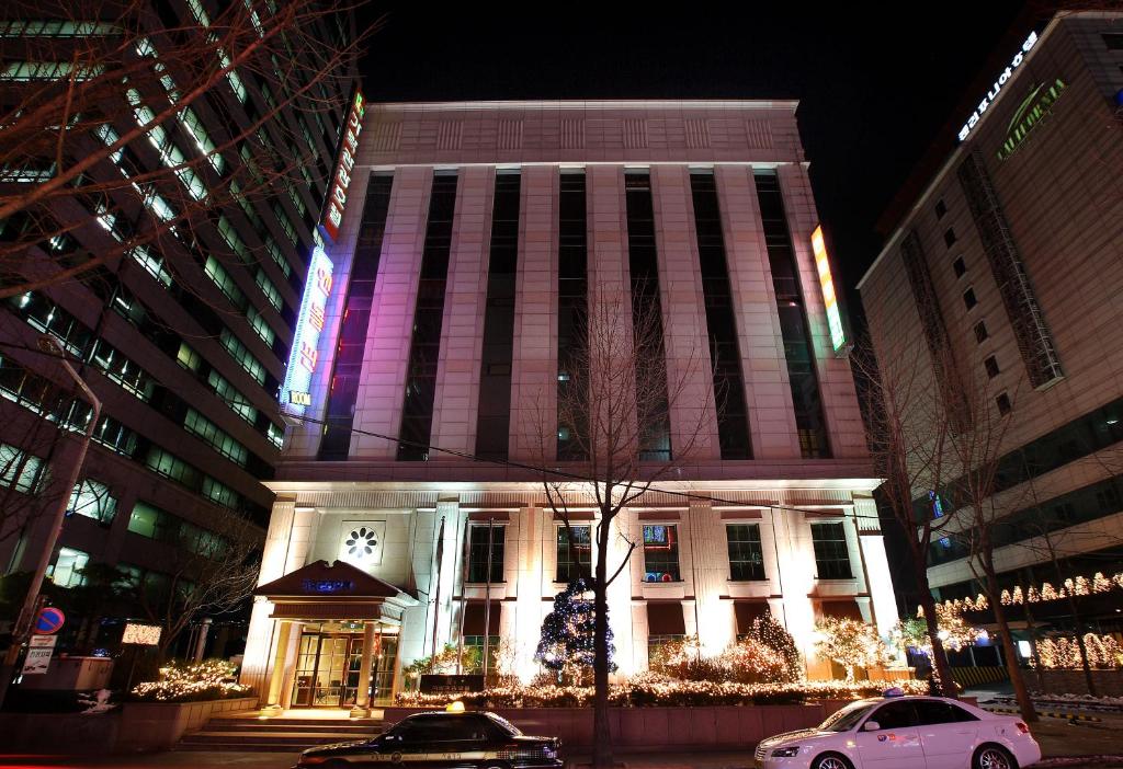 首尔卡拉克旅游酒店的一座高大的建筑,上面有圣诞灯
