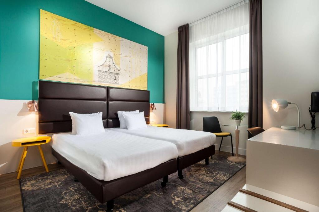 赞丹赞恩贝斯特韦斯特酒店的酒店客房设有一张床和一个大窗户