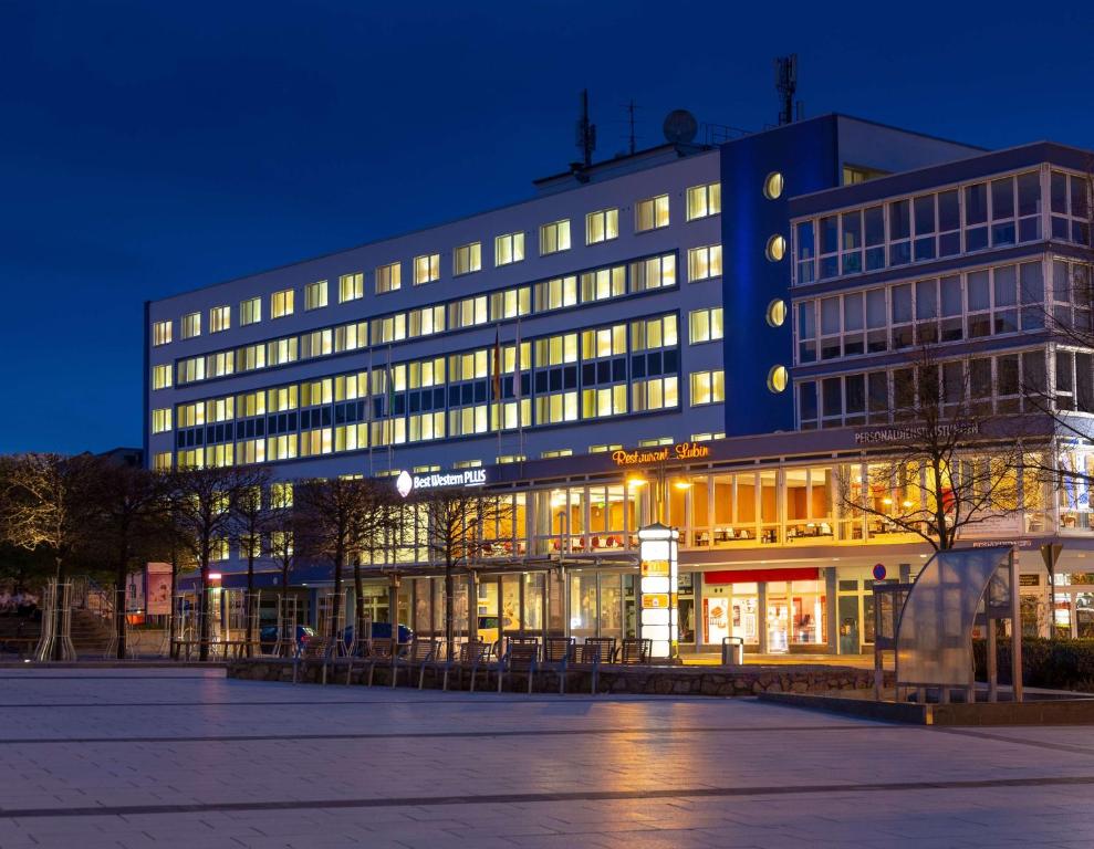 包岑包岑比斯特韦斯特酒店的一座大型建筑,晚上有很多窗户