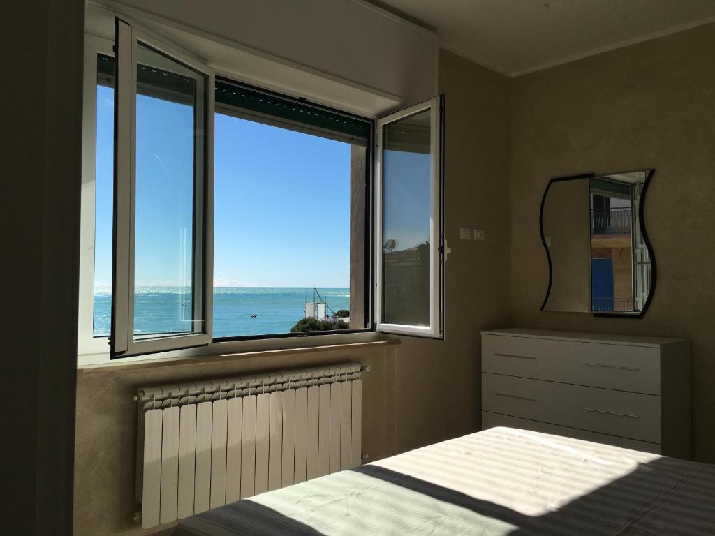 蒙特罗索阿尔马雷"Home away from home"的一间卧室设有海景窗户
