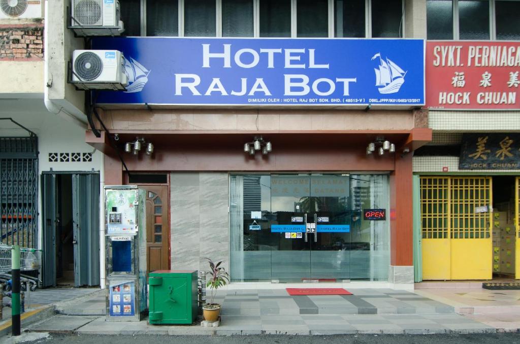 吉隆坡Hotel Raja Bot的大楼一侧的旅馆 ⁇ 蝠标志