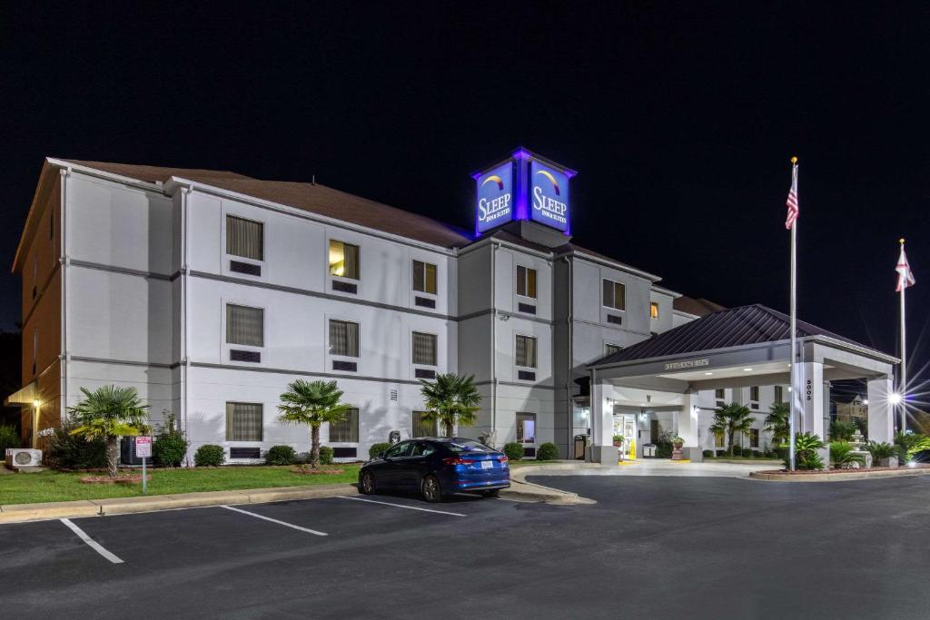 蒙哥马利Sleep Inn & Suites Montgomery East I-85的前面有停车场的酒店